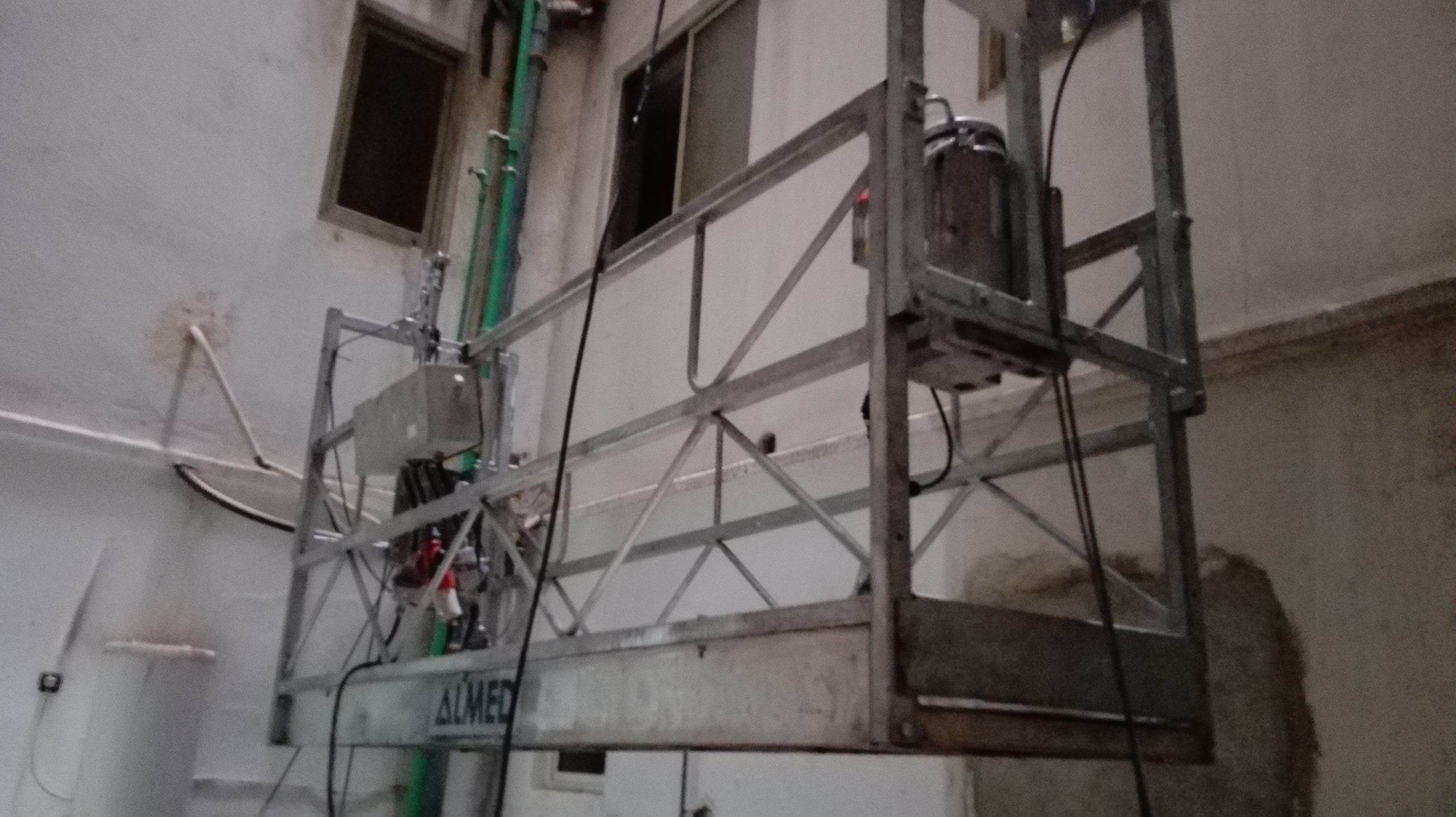 MONTAJE ANDAMIO COLGANTE ELECTRICO EN PATIO INTERIOR