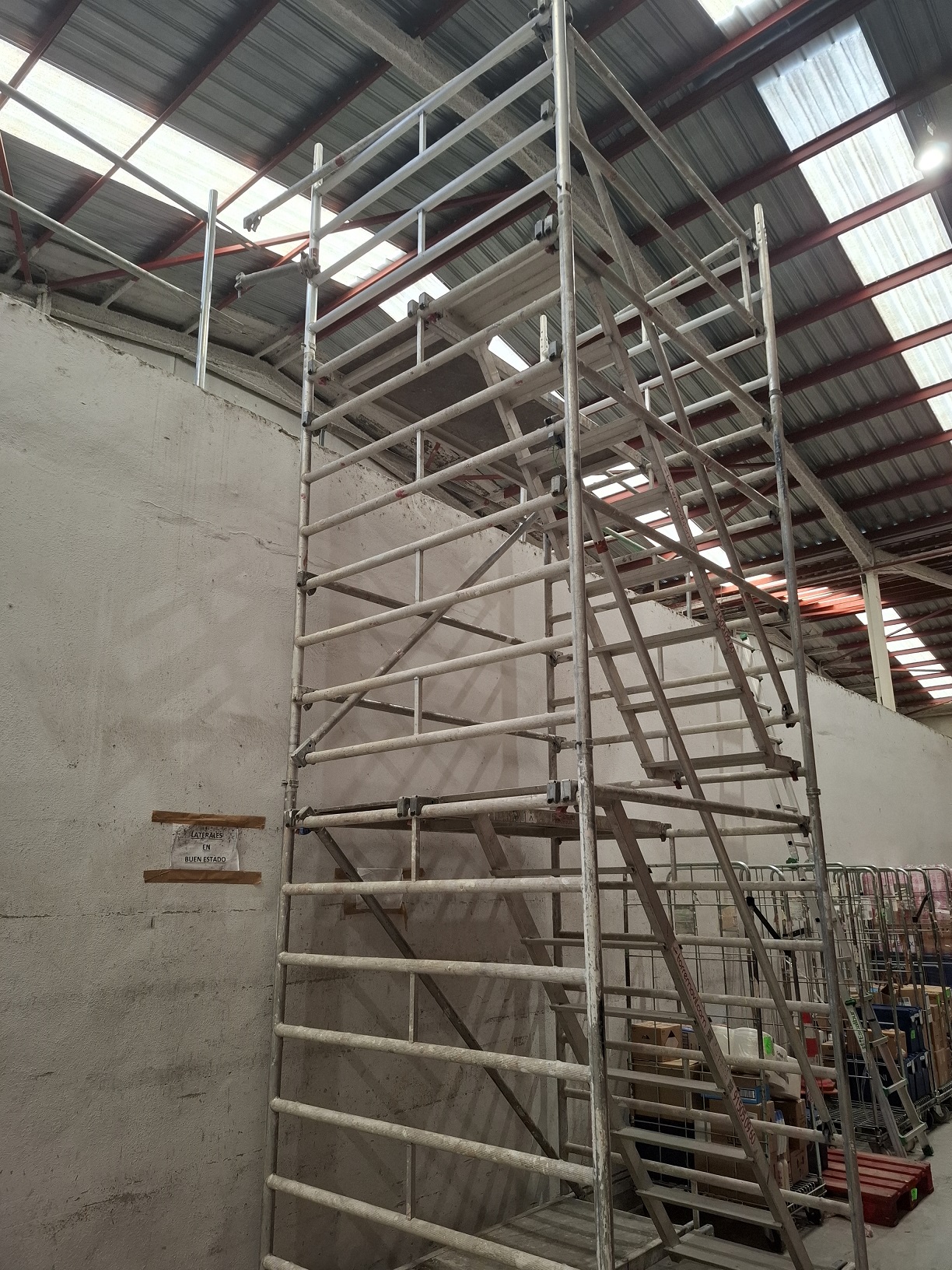 TORRE DE ALUMINIO CON ESCALERA DE ZANCA PARA ACCESO