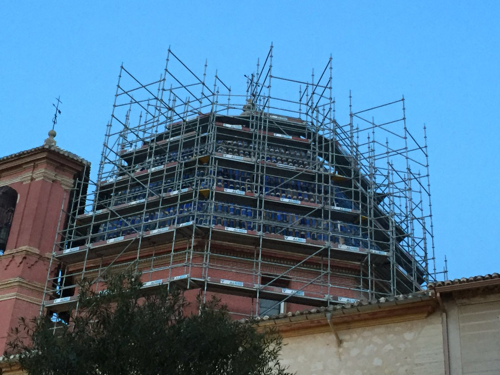 MONTAJE ANDAMIO MULTIDIRECCIONAL EN LA CUPULA DE LA IGLESIA DE PEGO