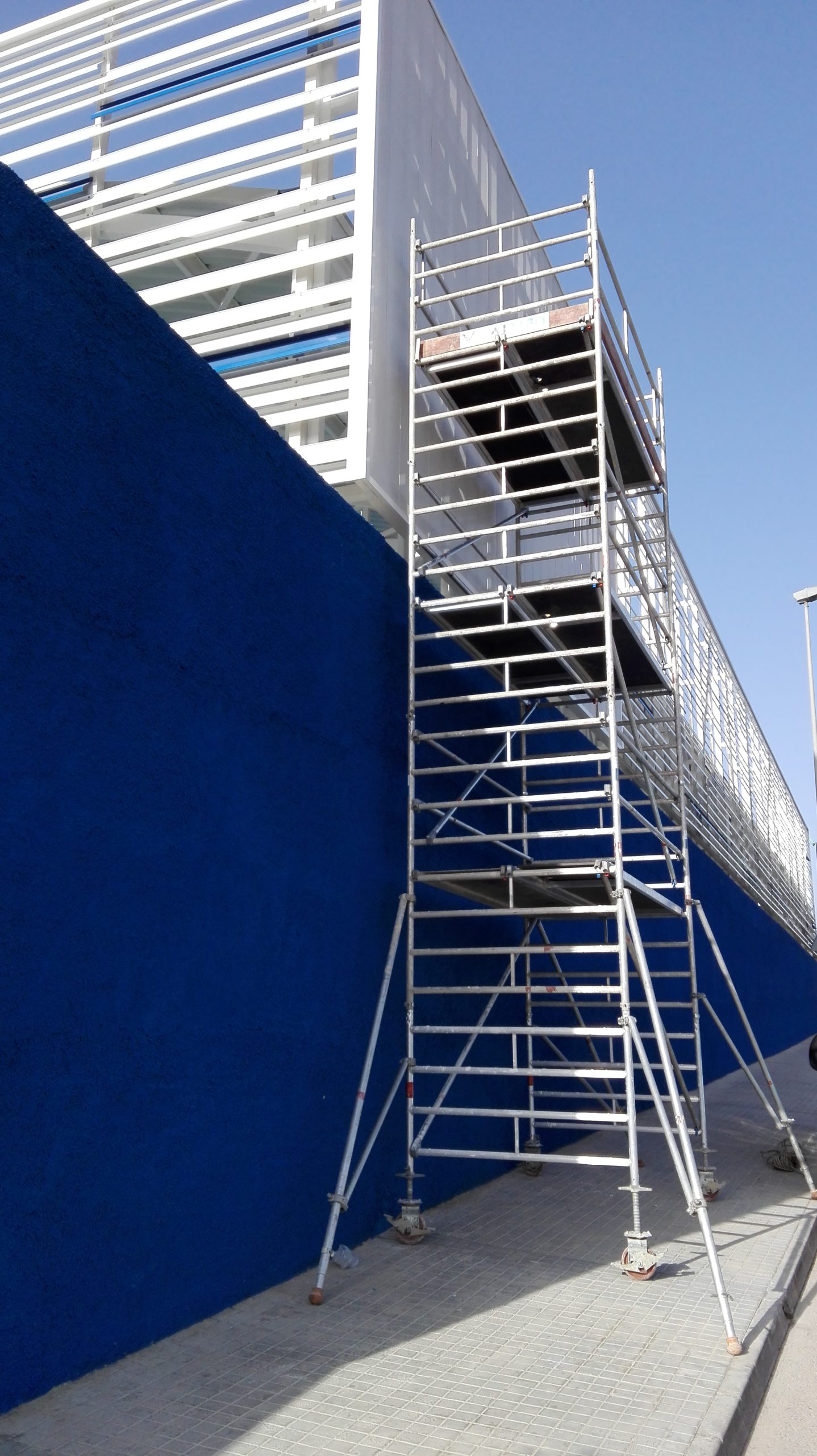 MONTAJE TORRE MOVIL ALUMINIO PARA COLOCACION DE CARTELES