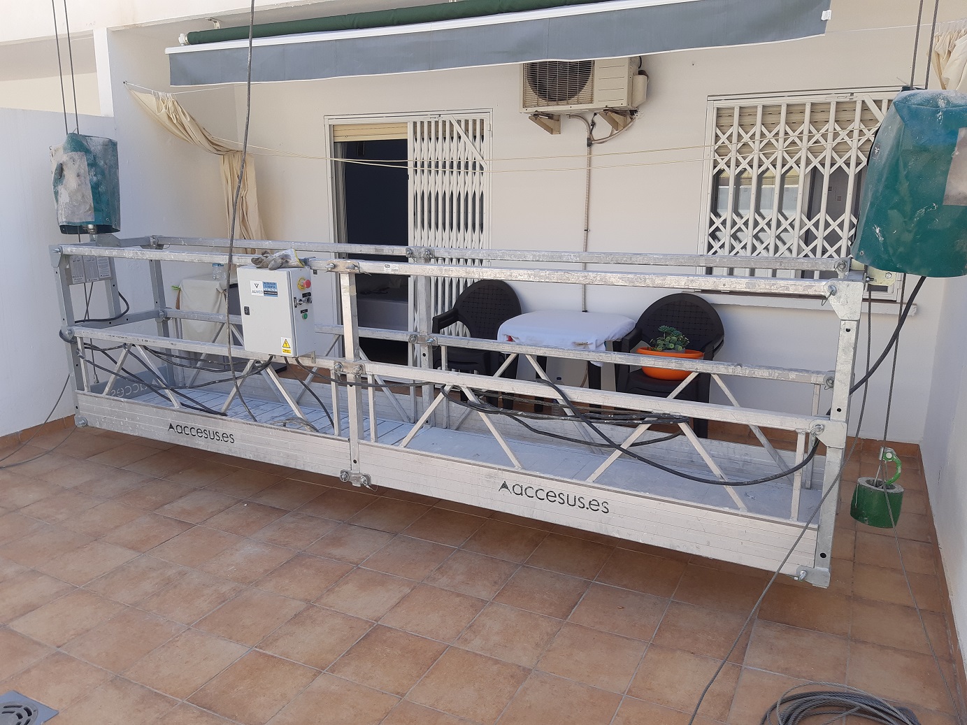 MONTAJE ANDAMIO COLGANTE ELÉCTRICO FACHADA TRASERA