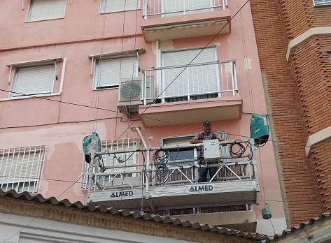MONTAJE COLGANTE EN FACHADA TRASERA