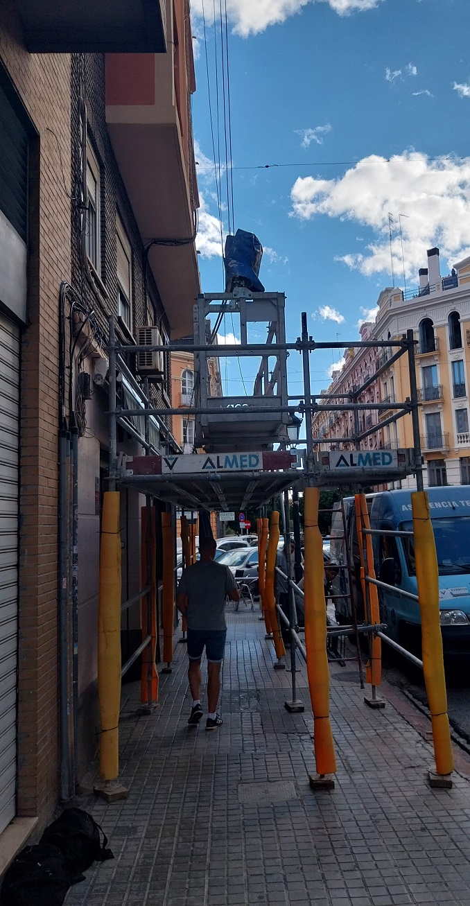 ANDAMIO COLGANTE CON PASO DE PROTECCIÓN VIANDANTES