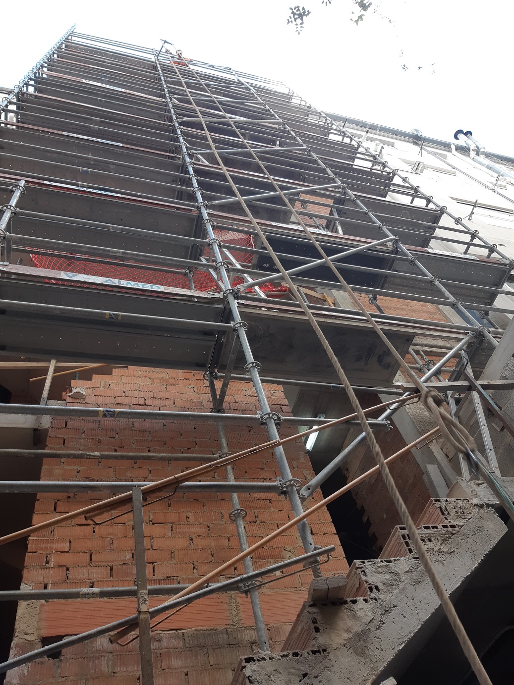 MONTAJE ANDAMIO MULTIDIRECCIONAL FACHADA TRASERA