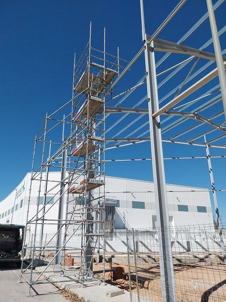 TORRE DE ANDAMIO  PARA ACCESO A CUBIERTA NAVE